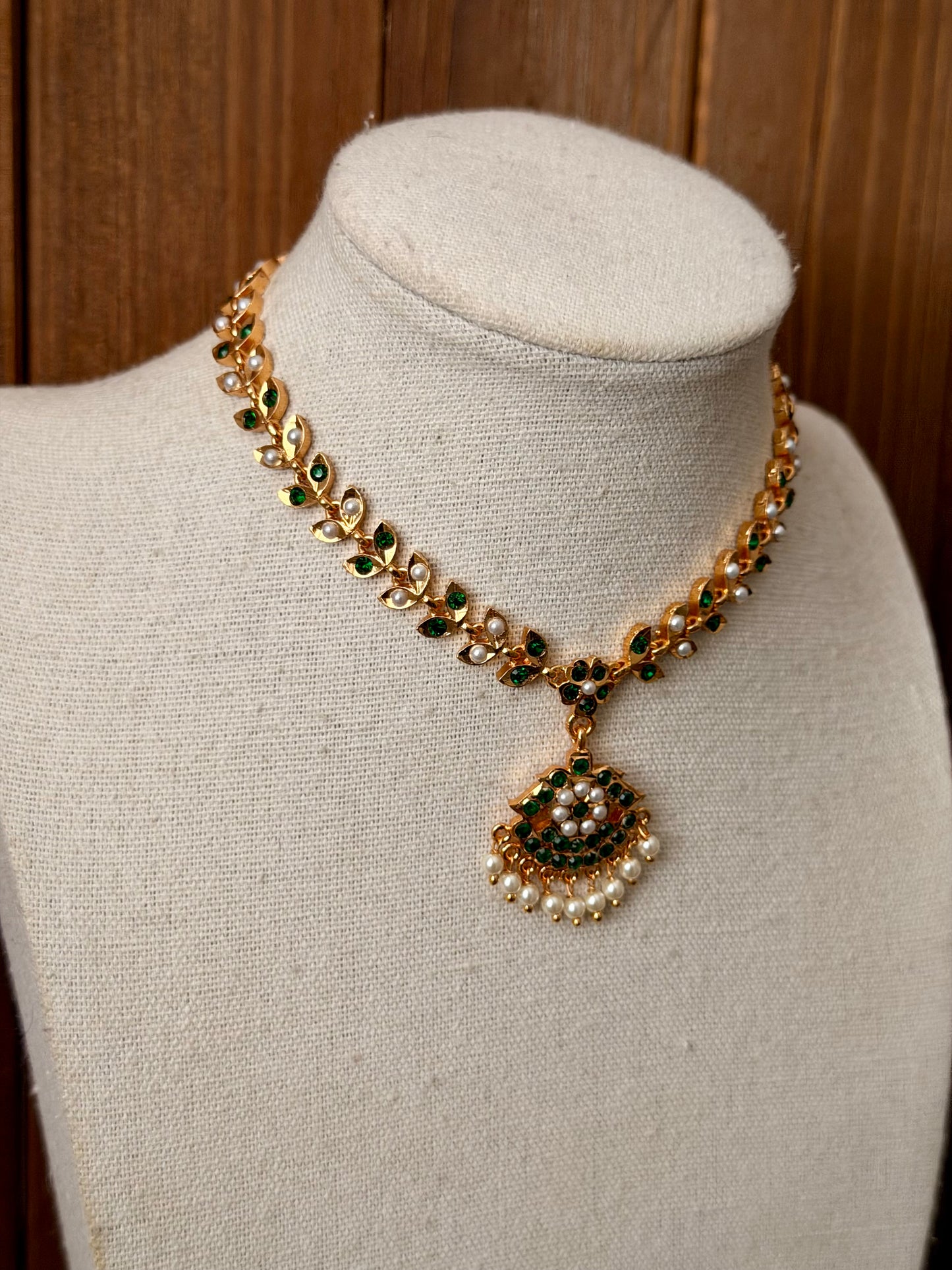 Green Stone Impoun Necklace