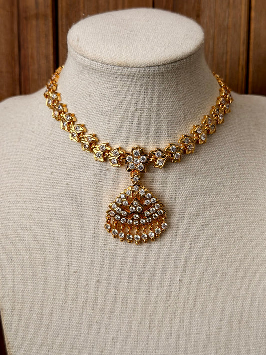 White Stone Impoun Necklace