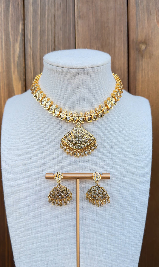 Impoun Necklace Set