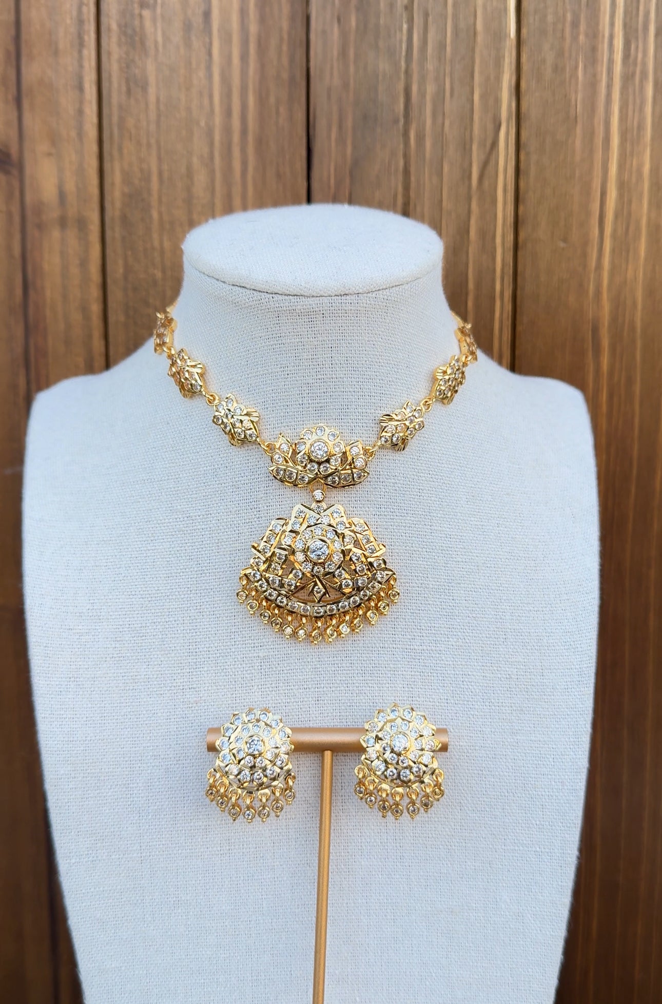 Impoun Necklace Set with Studs