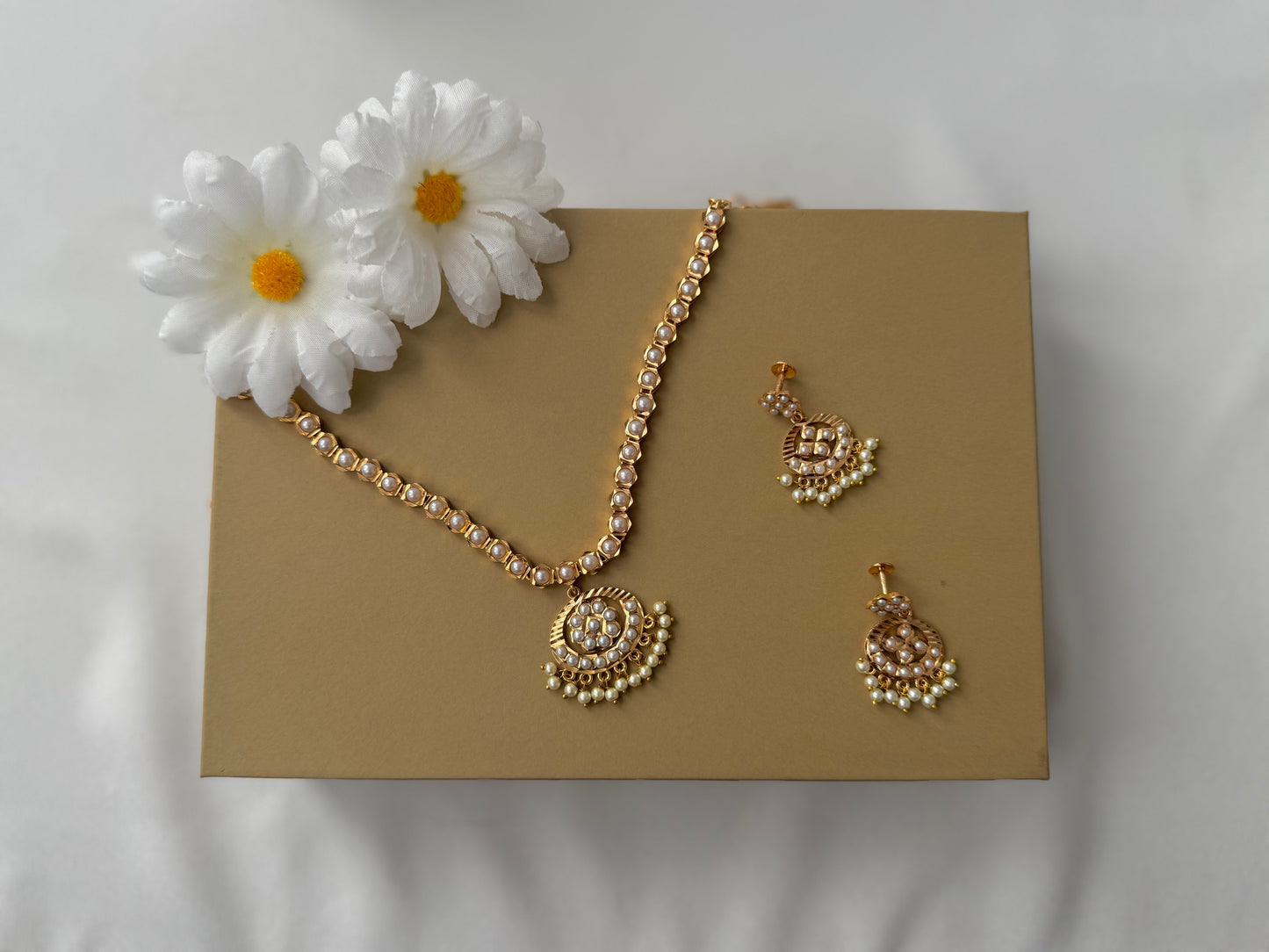 Impoun Necklace Set