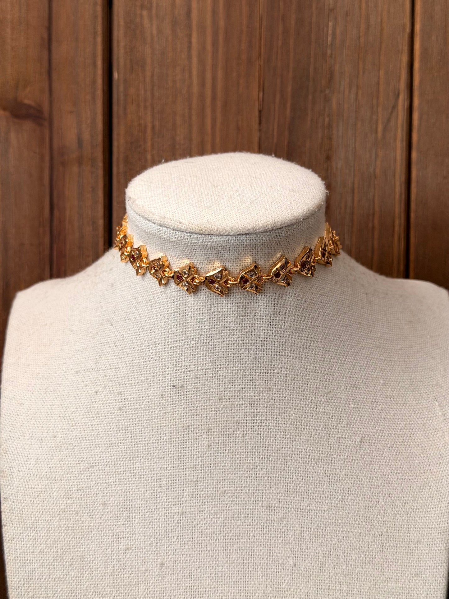 Impoun Choker Set - white and ruby combination