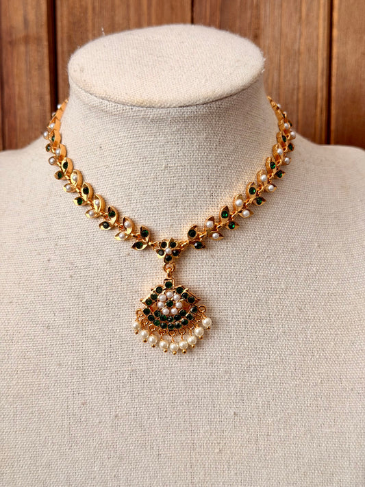 Green Stone Impoun Necklace