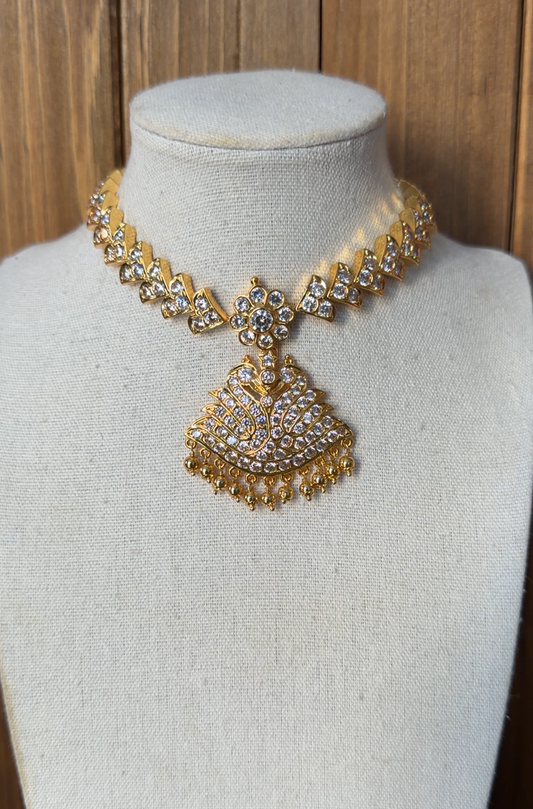 White Stone Swan Impoun Necklace