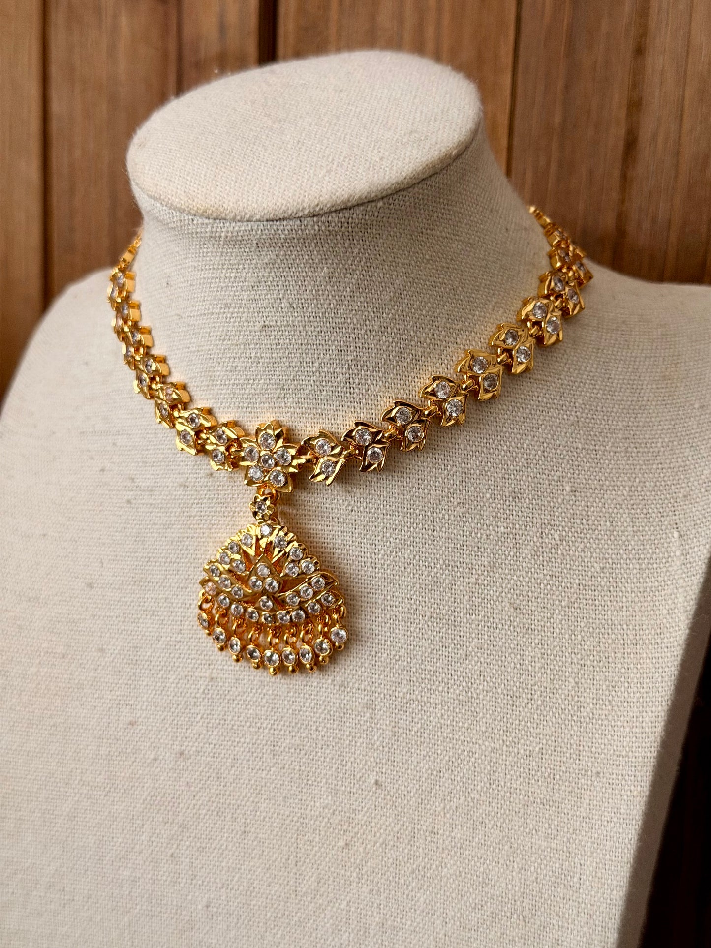 White Stone Impoun Necklace