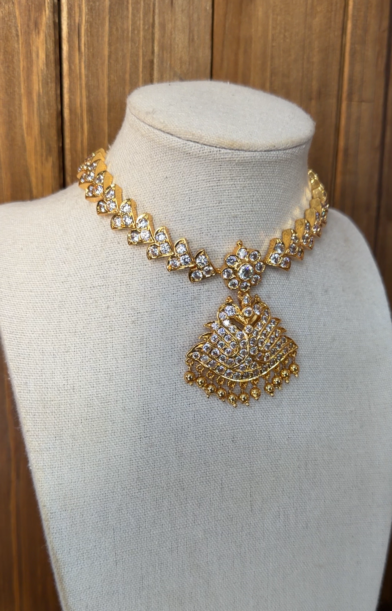 White Stone Swan Impoun Necklace