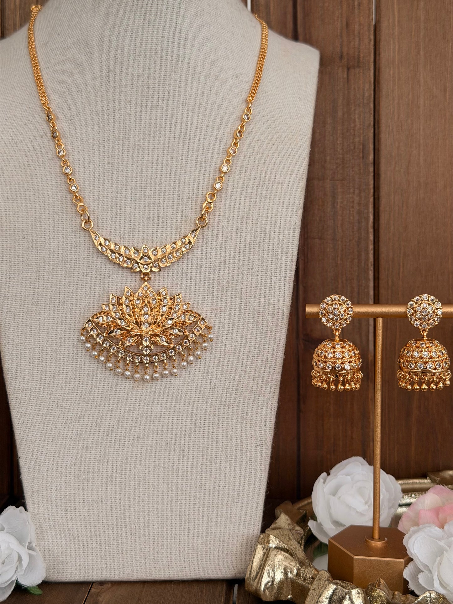 Impoun Necklace Set