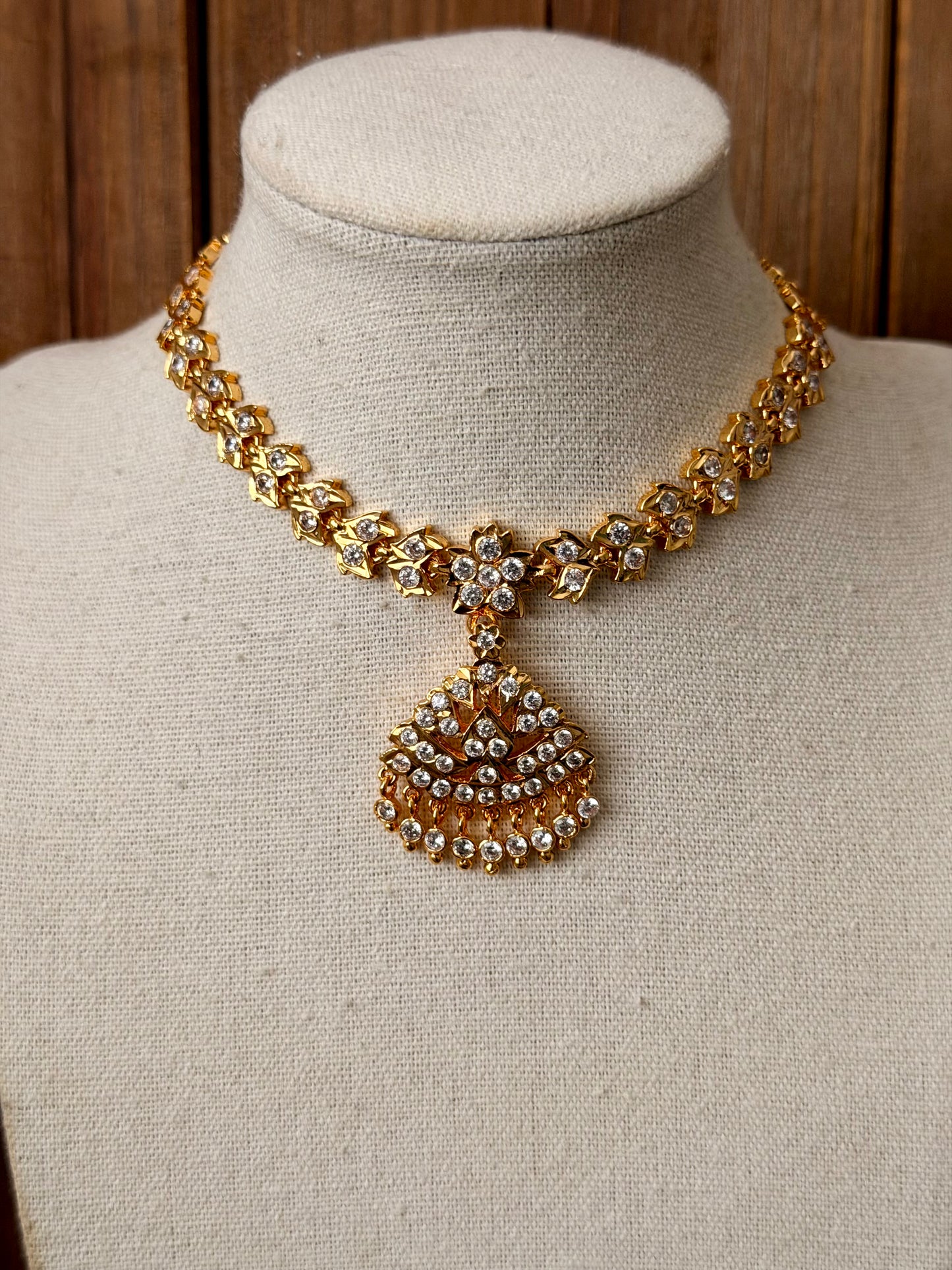 White Stone Impoun Necklace