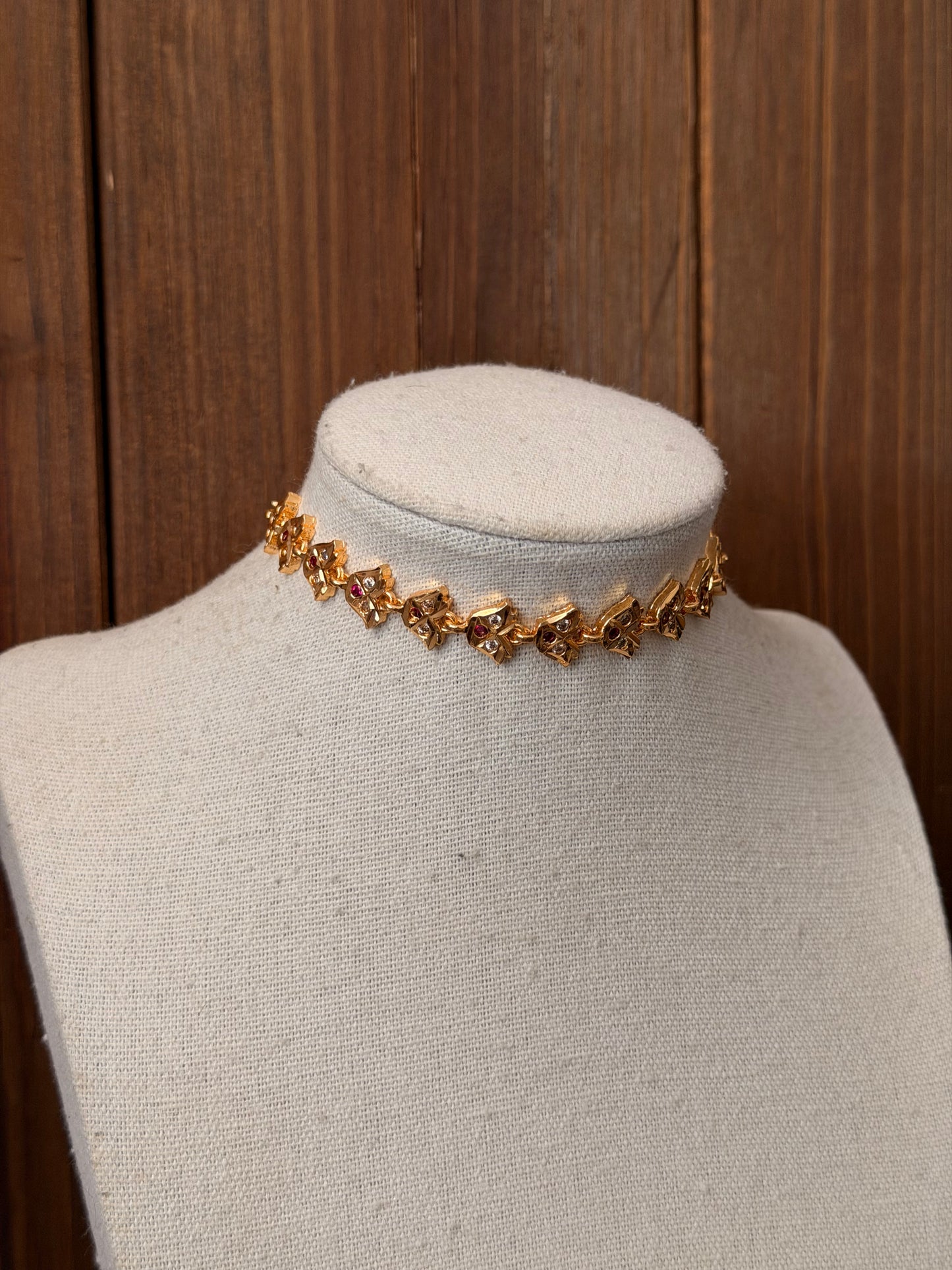 Impoun Choker Set - white and ruby combination