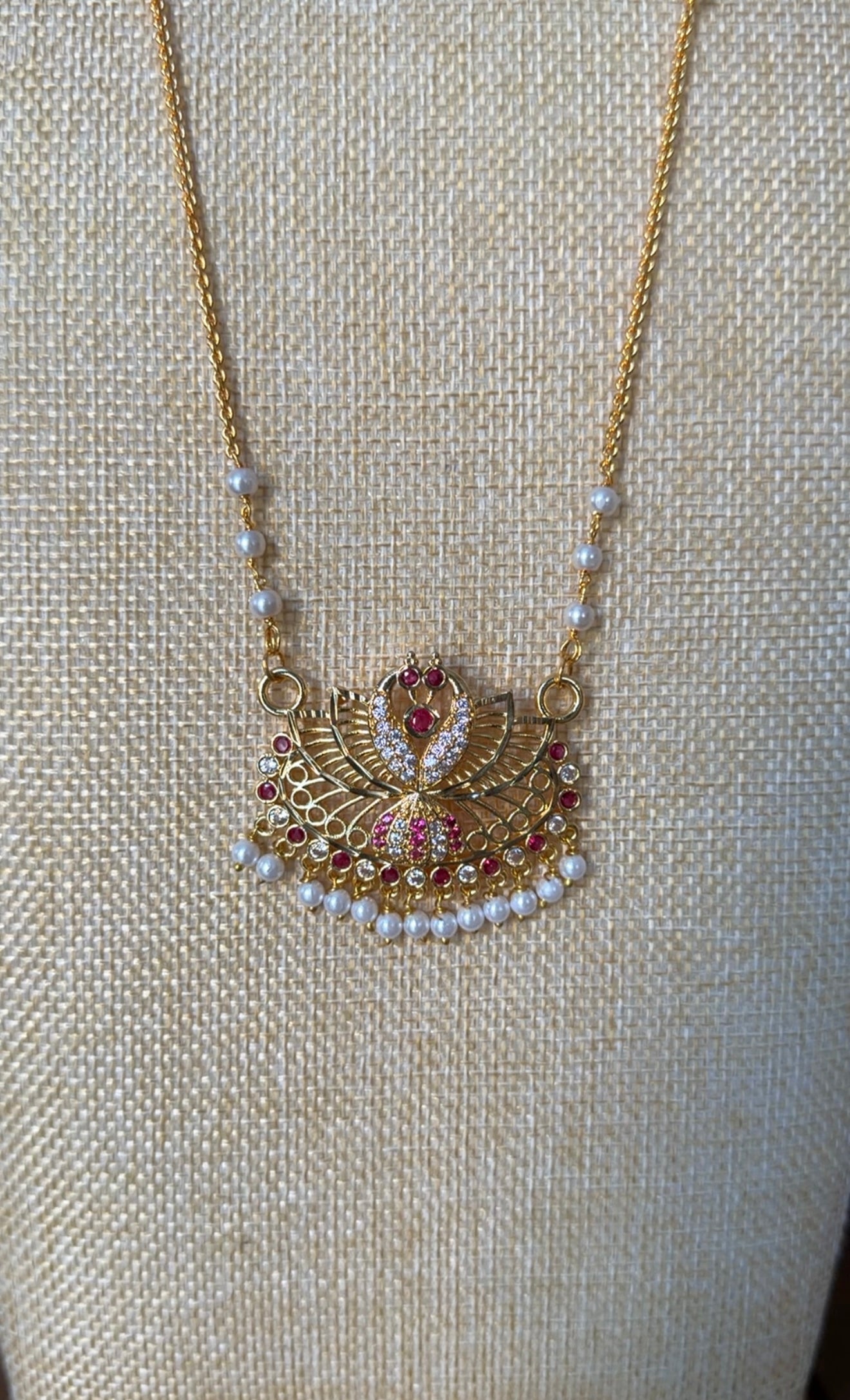Impoun Swan Pathakam Necklace