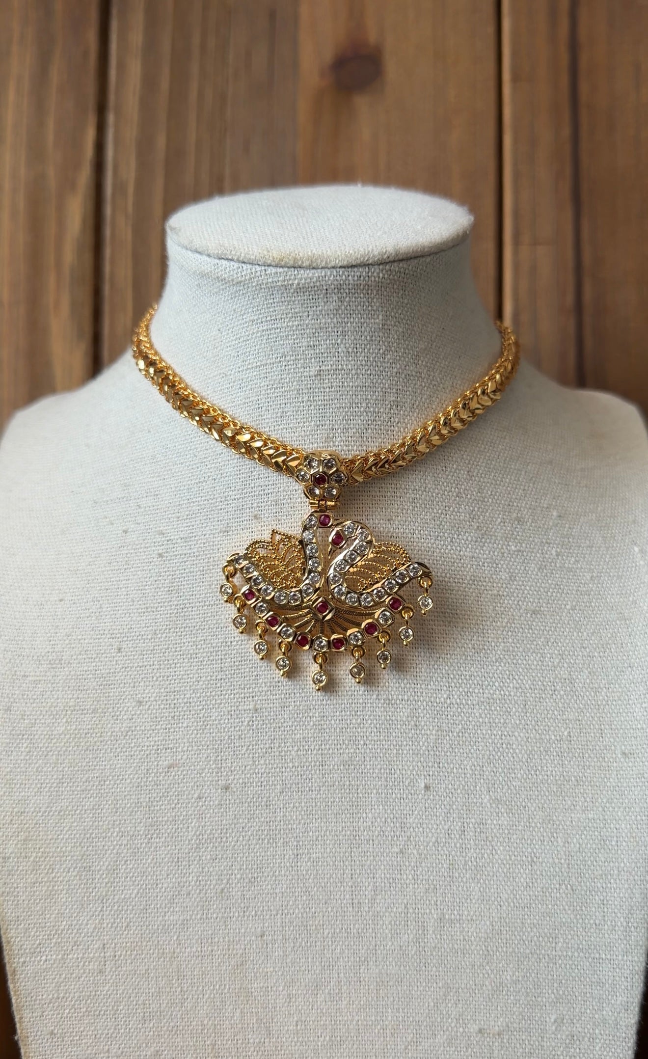 Impoun Swan Necklace Set