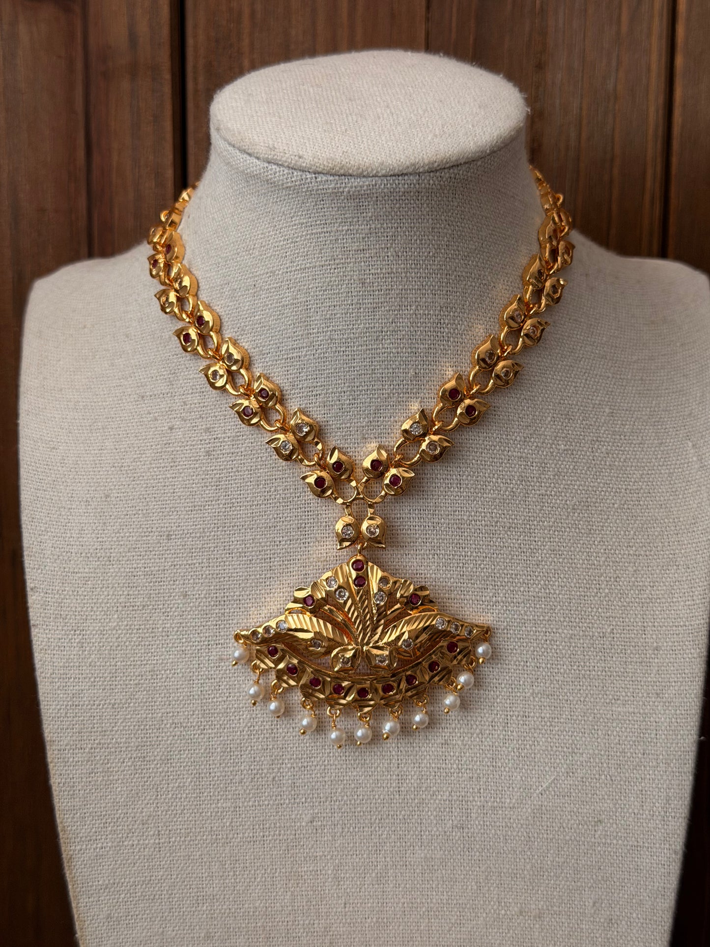 Impoun necklace and earring set