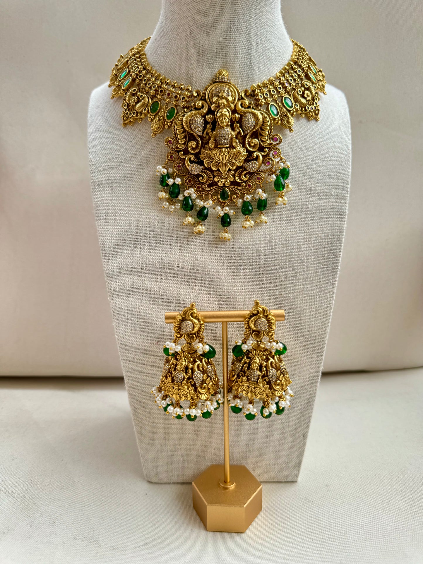 Statement temple necklace set with oversized jumka in green accent