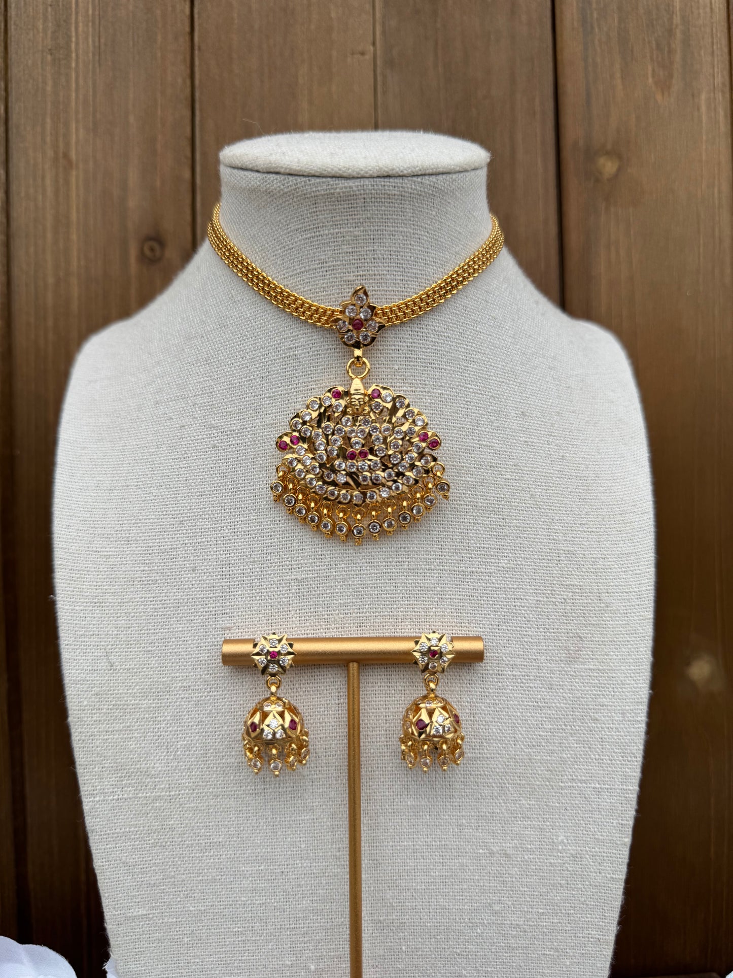 Impoun Necklace Set